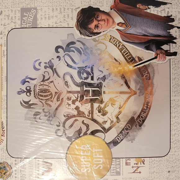 Harry Potter Hogwarts Crest Plush Throw - Picture 4 of 4